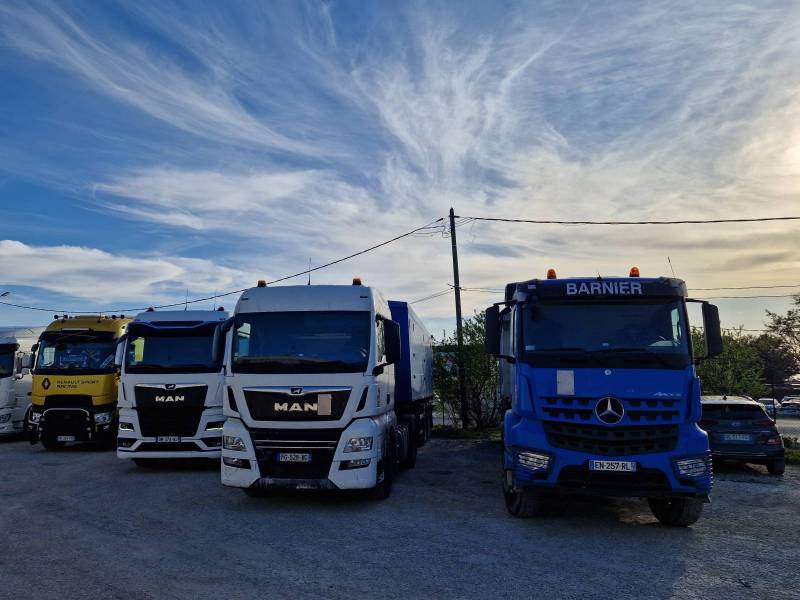 Transport routier en benne à charbon à Vitrolles dans les Bouches du Rhône