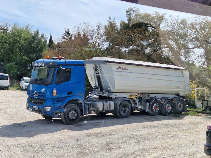 Déplacement des matériaux d'un port vers une industrie depuis Fos sur Mer