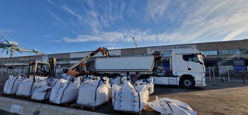Transports de déchets de sablage chantier naval de Marseille.