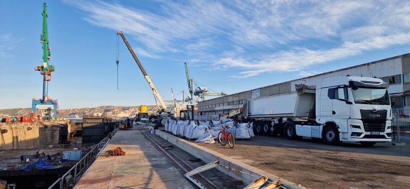 Transports de déchets de sablage chantier naval de Marseille.